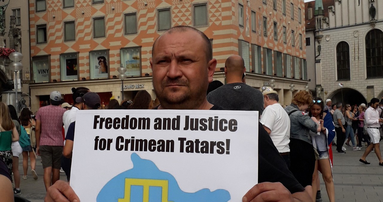 Tatarzy Krymscy pod rosyjskimi rządami traktowani są jako obywatele drugiej kategorii np. często utrudnia im się podjęcie pracy. Naturalnie więc w znacznej większości popierają działania Ukrainy, za której rządów cieszyli się względnymi swobodami dotyczącymi ich kultury czy języka