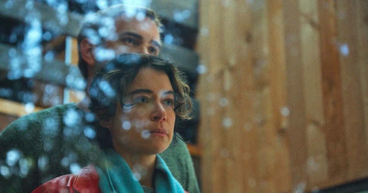 Tatiana Maslany w scenie z filmu "Bezpieczne miejsce" /materiały prasowe