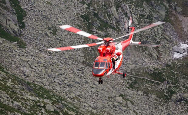 Tatry: 18 ratowników przez kilka godzin znosiło turystkę na noszach 