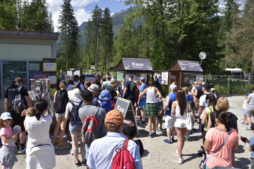 Tatry każdego roku odwiedzają tłumy turystów. Niestety nie wszyscy wiedzą, jak powinni się zachować /East News