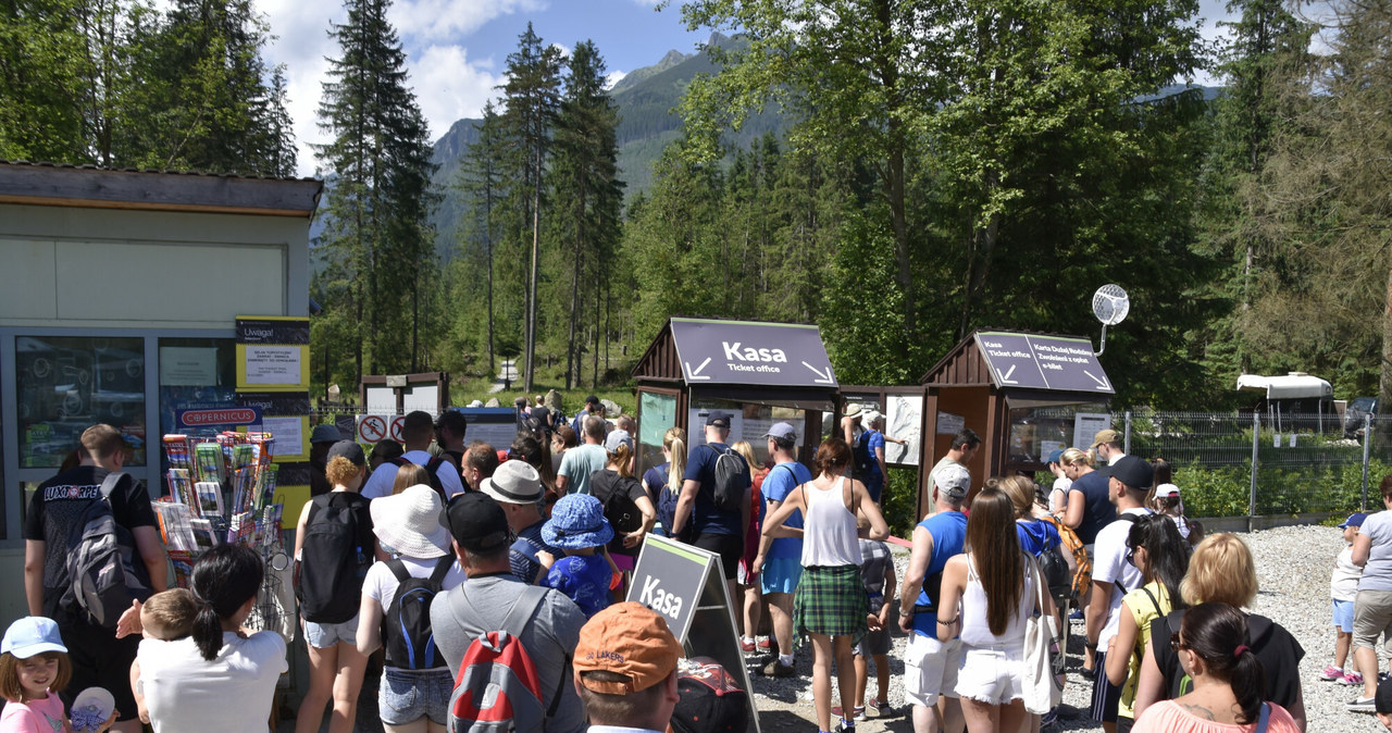 Tatry każdego roku odwiedzają tłumy turystów. Niestety nie wszyscy wiedzą, jak powinni się zachować /East News