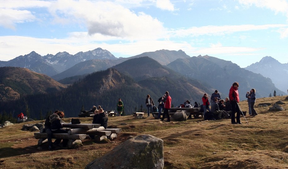Tatry słowackie (szczyty, od lewej: Kołowy Szczyt, Łomnica i Lodowy Szczyt, Szeroka Jaworzyńska oraz z prawej Gerlach) /Grzegorz Momot /PAP