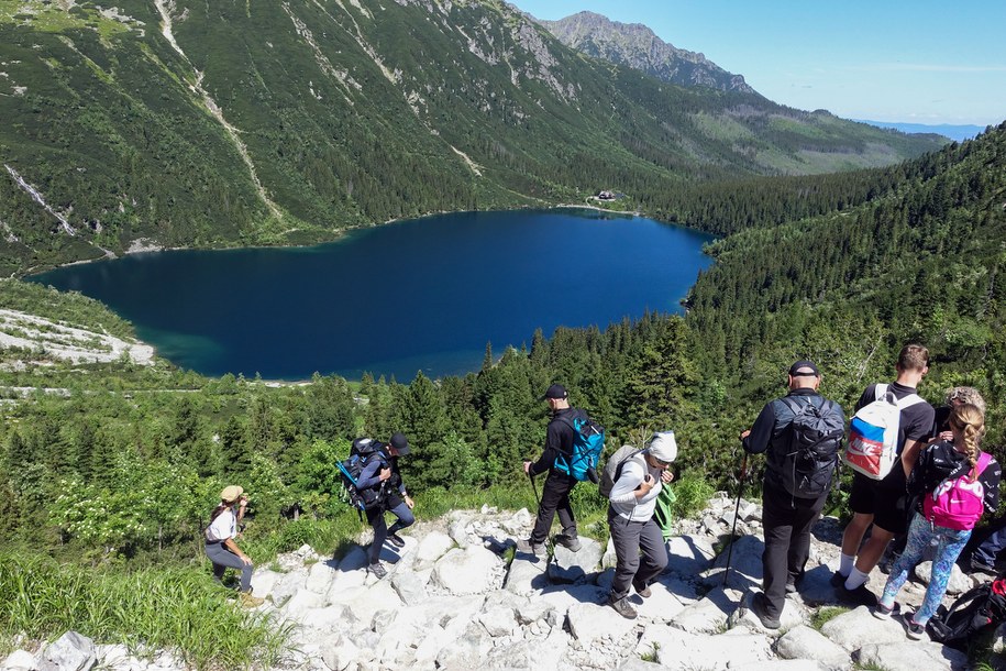 Tatry - turyści nad Morskim Okiem /PAP/Grzegorz Momot /