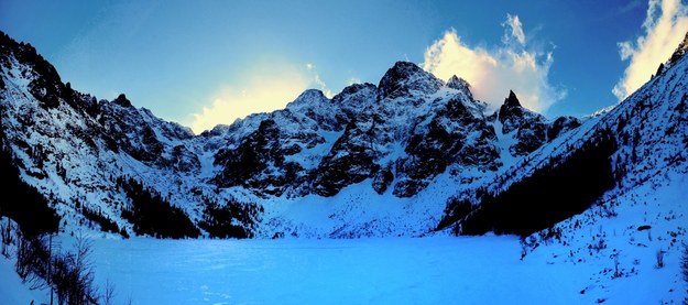 Tatry Wschodnie: Dolina Rybiego Potoku i jezioro Morskie Oko, na wprost - masyw Mięguszowieckiego Szczytu /Marek Angiel /PAP