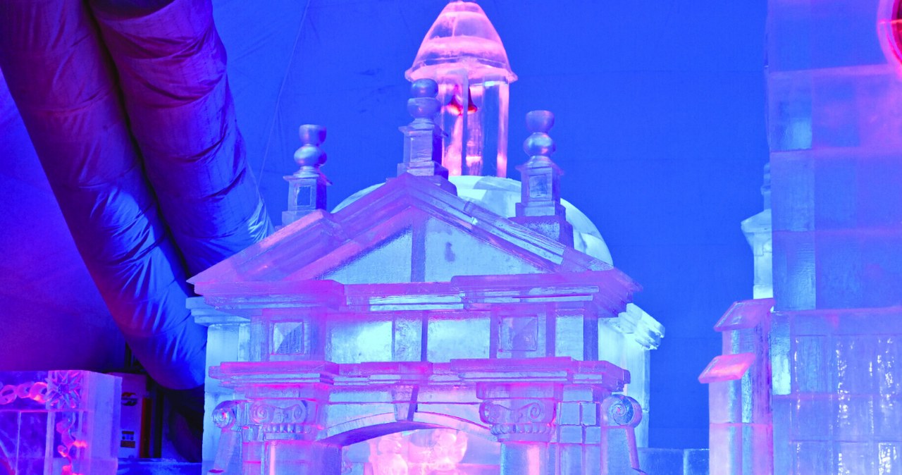 Tatrzańska Świątynia Lodowa w Tatrach Wysokich ponownie zachwyciła turystów /Albin Marciniak/East News /East News