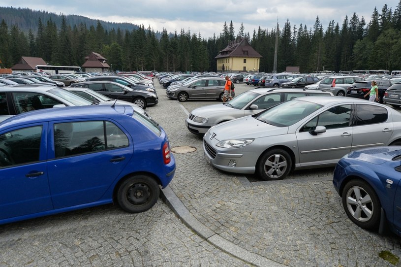 Tatrzańskie parkingi zawsze są przepełnione. Na zdj. parking na Palenicy Białczańskiej /Gerard /Reporter
