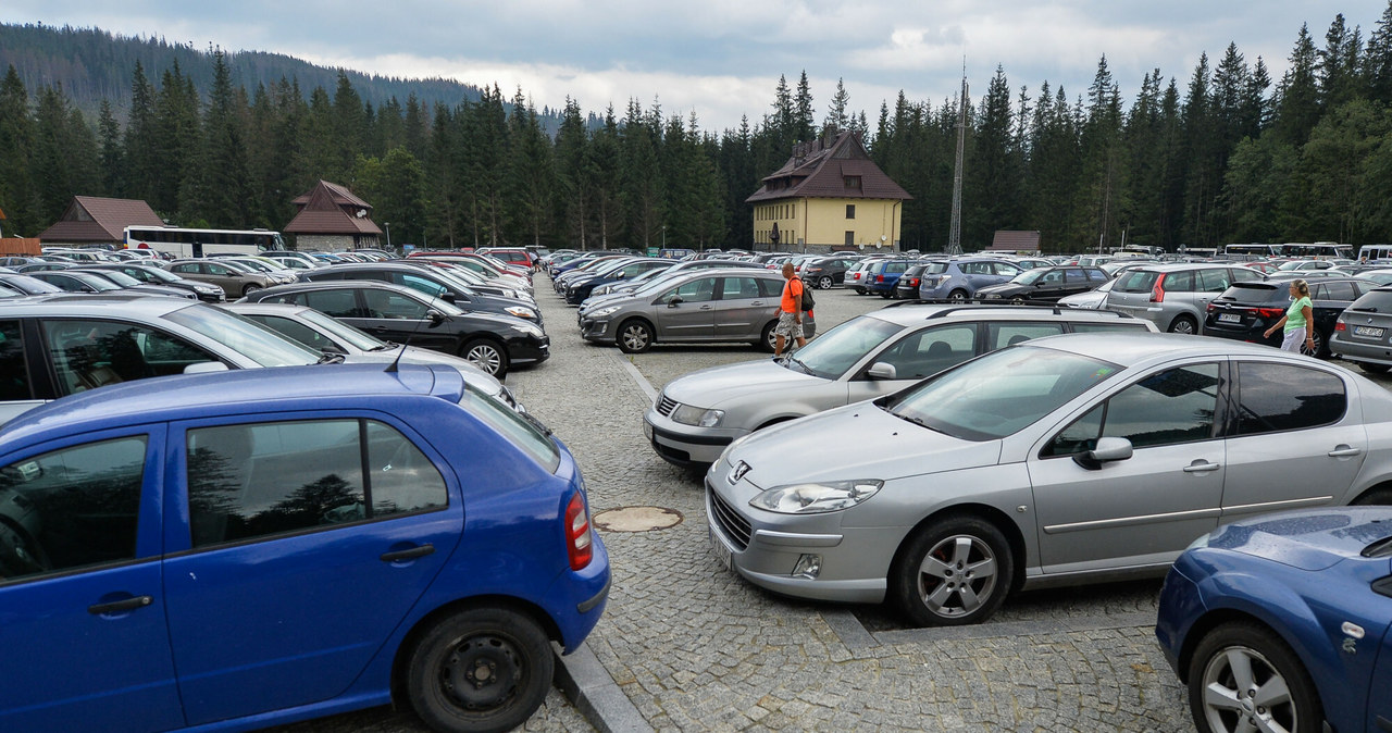 Tatrzańskie parkingi zawsze są przepełnione. Na zdj. parking na Palenicy Białczańskiej /Gerard /Reporter