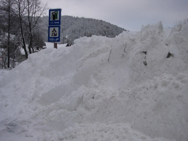 Tatrzańskie szlaki niedostępne, schodzą lawiny