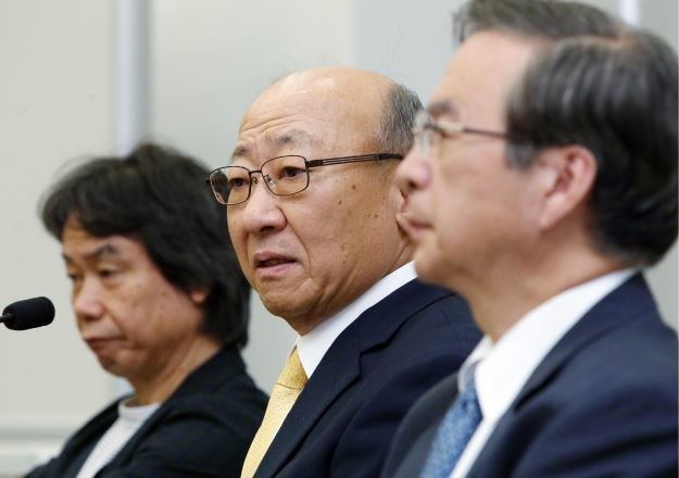 Tatsumi Kimishima (w środku) /AFP