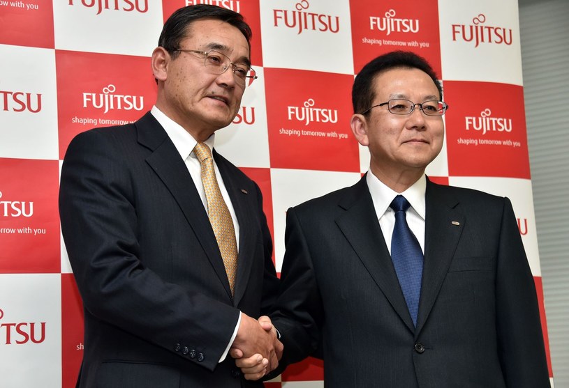 Tatsuya Tanaka (P), prezydent i Masami Yamamoto (L), prezes firmy Fujitsu /AFP