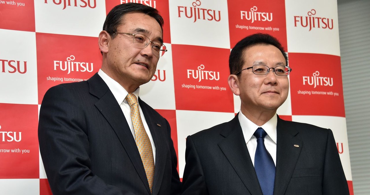 Tatsuya Tanaka (P), prezydent i Masami Yamamoto (L), prezes firmy Fujitsu /AFP
