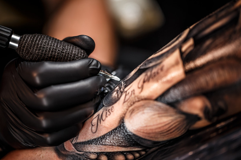 Tatuaż można upiększyć dzięki maści konopnej /123RF/PICSEL