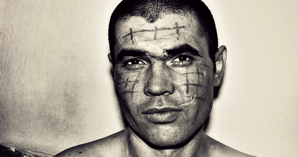 Tatuażami na twarzy lub w jej okolicach oznaczani są szczególnie niebezpieczni więźniowie /East News