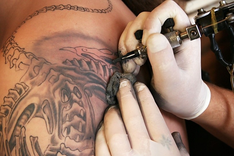 Tatuaże stają się częścią popkultury /123RF/PICSEL
