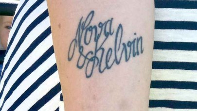 Tatuażysta zrobił błąd. Zamiast usunąć tatuaż, zmieniła synowi imię