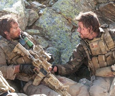 Taylor Kitsch i Mark Wahlberg w scenie z filmu "Ocalony"