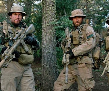 Taylor Kitsch, Mark Wahlberg, Ben Foster i Emile Hirsch w scenie z filmu "Ocalony"