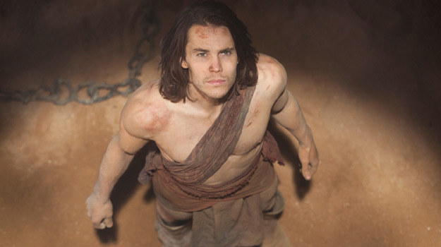 Taylor Kitsch w scenie z filmu "John Carter" /materiały dystrybutora