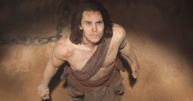 Taylor Kitsch w scenie z filmu "John Carter" /materiały dystrybutora