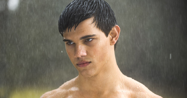 Taylor Lautner jako Jacob Black w filmie "Saga 'Zmierzch': Księżyc w nowiu" /materiały dystrybutora