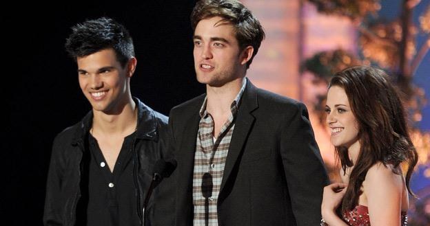 Taylor Lautner, Robert Pattinson i Kristen Stewart podczas rozdania nagrod MTV, fot. Kevin Winter /Getty Images/Flash Press Media