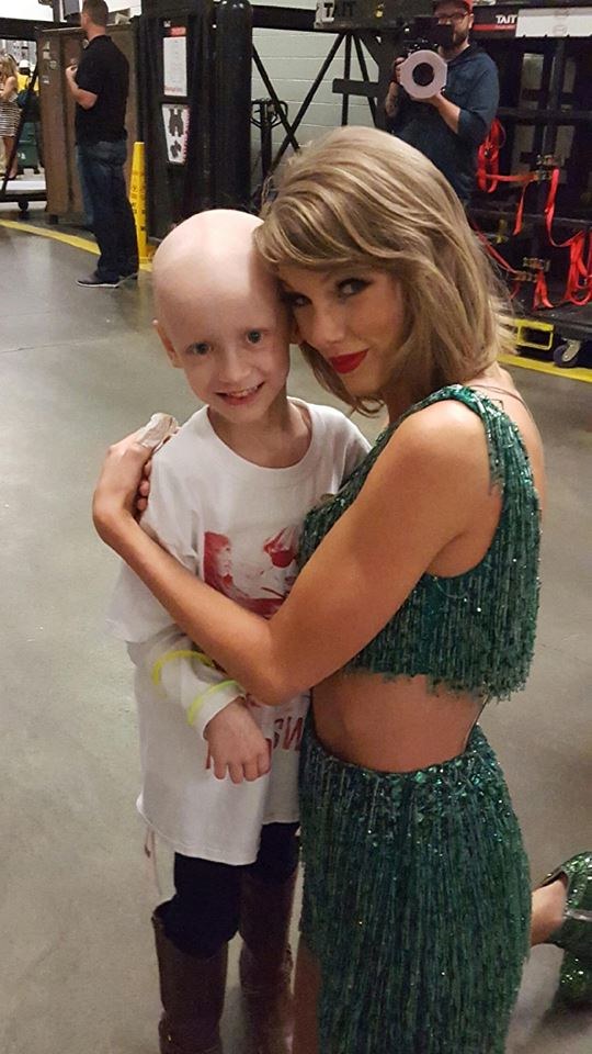 Taylor Swift i jej chorująca fanka / Facebook / Project Team Taylor /&nbsp /