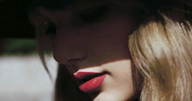 Taylor Swift na okładce albumu "Red" /