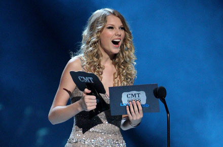 Taylor Swift podczas gali CMT Awards fot. Jason Merritt /Getty Images/Flash Press Media