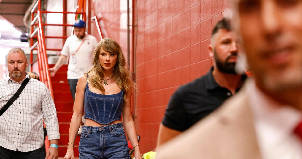 Taylor Swift skradła show podczas meczu. Zaskoczyła odważną stylizacją /DAVID EULITT/Getty AFP/East News /East News