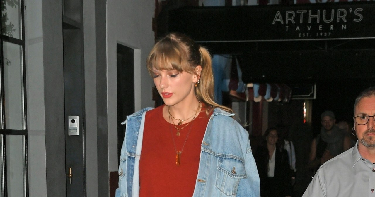 Taylor Swift w jeansowym płąszczu /Backgrid/East News /East News