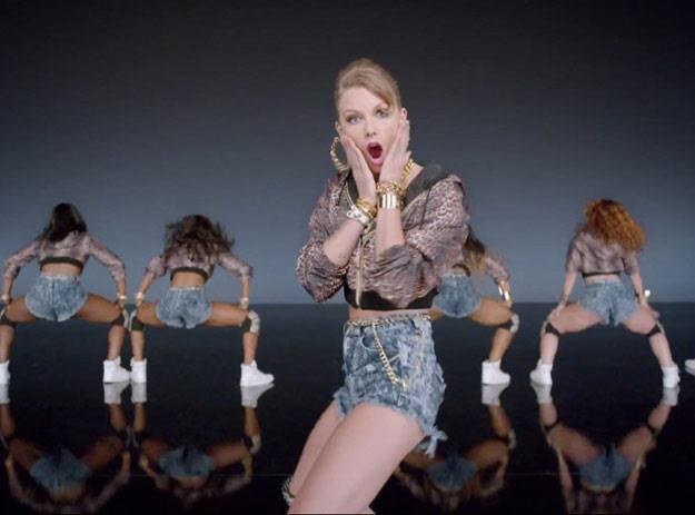 Taylor Swift w teledysku "Shake It Off" /