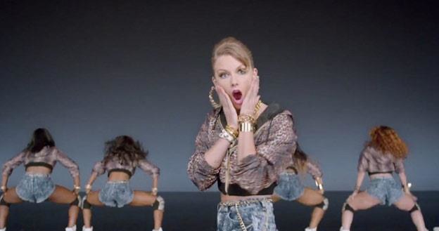 Taylor Swift w teledysku "Shake It Off" /