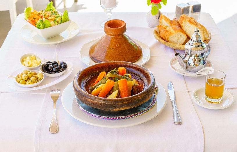 Tażin, oliwki i herbata - znaki rozpoznawcze kuchni Maroka /Pixel