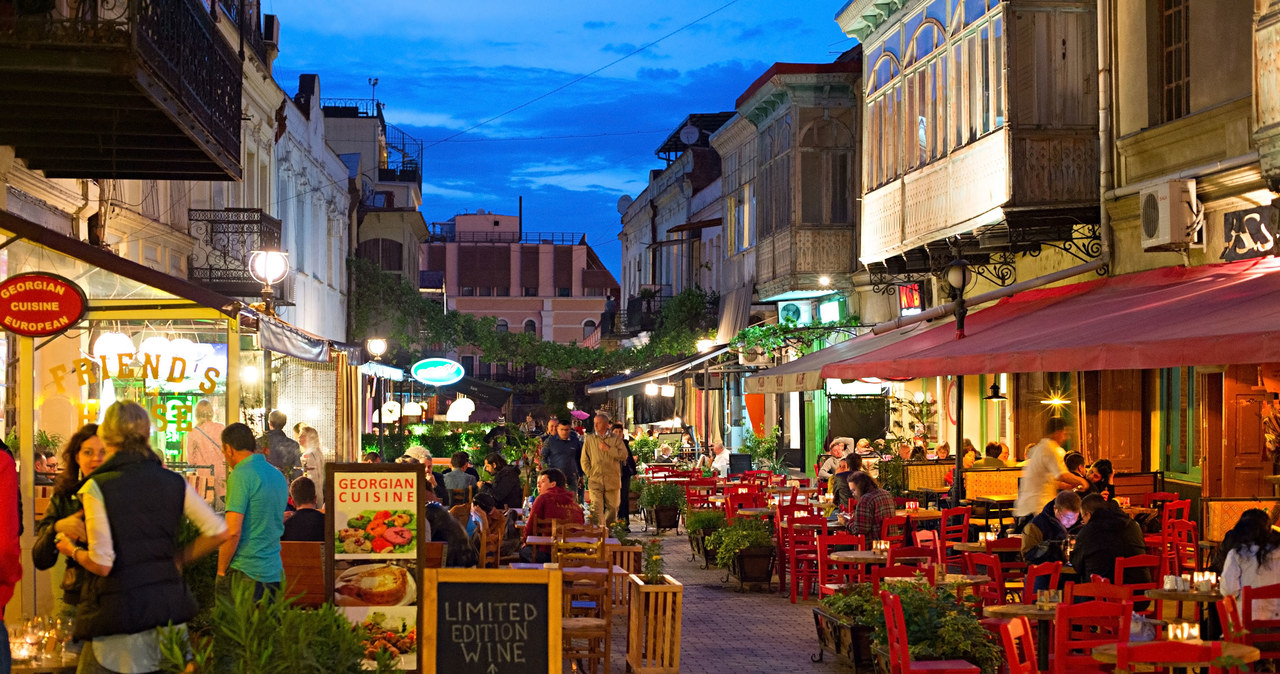 Tbilisi - nowoczesne miasto, pełne butikowych hoteli z klasą i wysmakowanych restauracji z muzyką na żywo /123RF/PICSEL