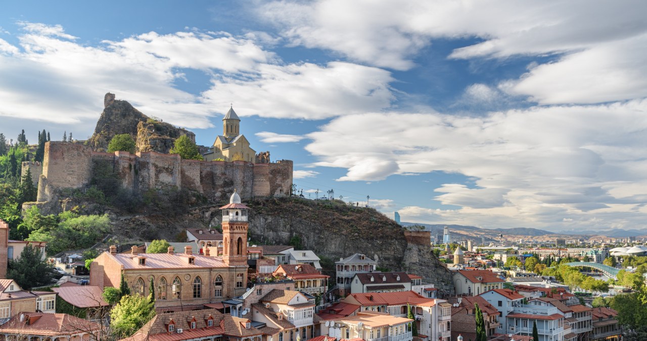 Tbilisi to stolica i największe miasto Gruzji. To świetne miejsce na wyjazd, również w czasie zimowych miesięcy. /123RF/PICSEL
