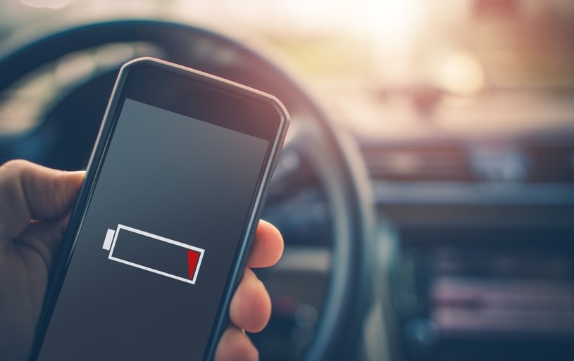 Te aplikacje i funkcje najszybciej rozładowują telefon. Zmień to /123RF/PICSEL