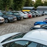 Te auta najszybciej tracą na wartości. Tesla na szczycie listy 