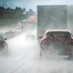Te błędy podczas jazdy w deszczu to gwarancja wypadku! Sprawdź, czego unikać
