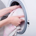 Te błędy podczas prania mogą cię sporo kosztować. Zobacz, jak zmniejszyć rachunki 