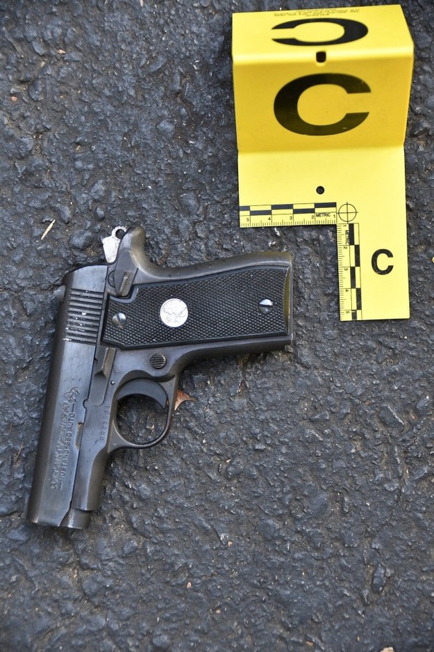 Tę broń, jak twierdzi policja, znaleziono przy zastrzelonym mężczyźnie /CHARLOTTE POLICE DEPARTMENT /PAP/EPA