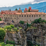 Te budowle są "zawieszone w chmurach". Powstały na trudno dostępnych skałach