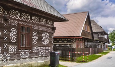 Te domy wyglądają jak z piernika. Malowana wieś blisko polskiej granicy