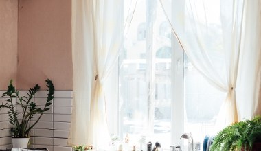 Te firanki to wnętrzarski hit. Projektanci polecają je do kuchni 