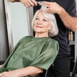 Te fryzury optycznie odejmują 10 lat. Idealny wybór na wesele dla pań 60+ 