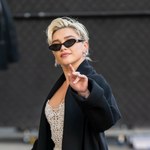 Te jeansy z bardzo wysokim stanem będą hitem wiosny. Nosi je Florence Pugh