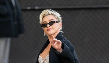 Te jeansy z bardzo wysokim stanem będą hitem wiosny. Nosi je Florence Pugh