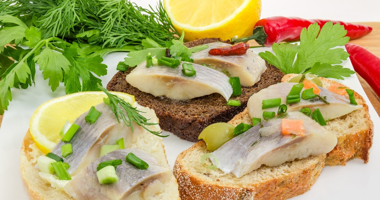 Te kanapki są idealne na imprezę. Z powodzeniem zastąpią słone chipsy i paluszki. /123RF.com /Pixel