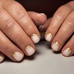 Te kolory paznokci pogrubiają dłonie. Wśród nich popularny odcień