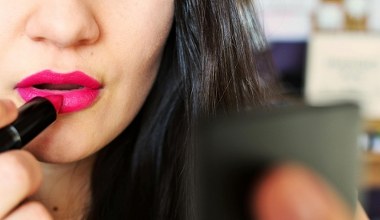 Te kolory pomadek wiosną będą najmodniejsze. Trendy w makijażu ust na wiosnę 2026