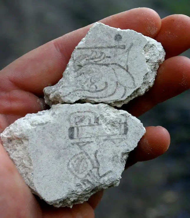 Te małe fragmenty to prawdziwy skarb - przykład kalendarza Majów sprzed 2200 lat /Karl Taube/Proyecto Regional Arqueológico San Bartolo-Xultun /materiały prasowe